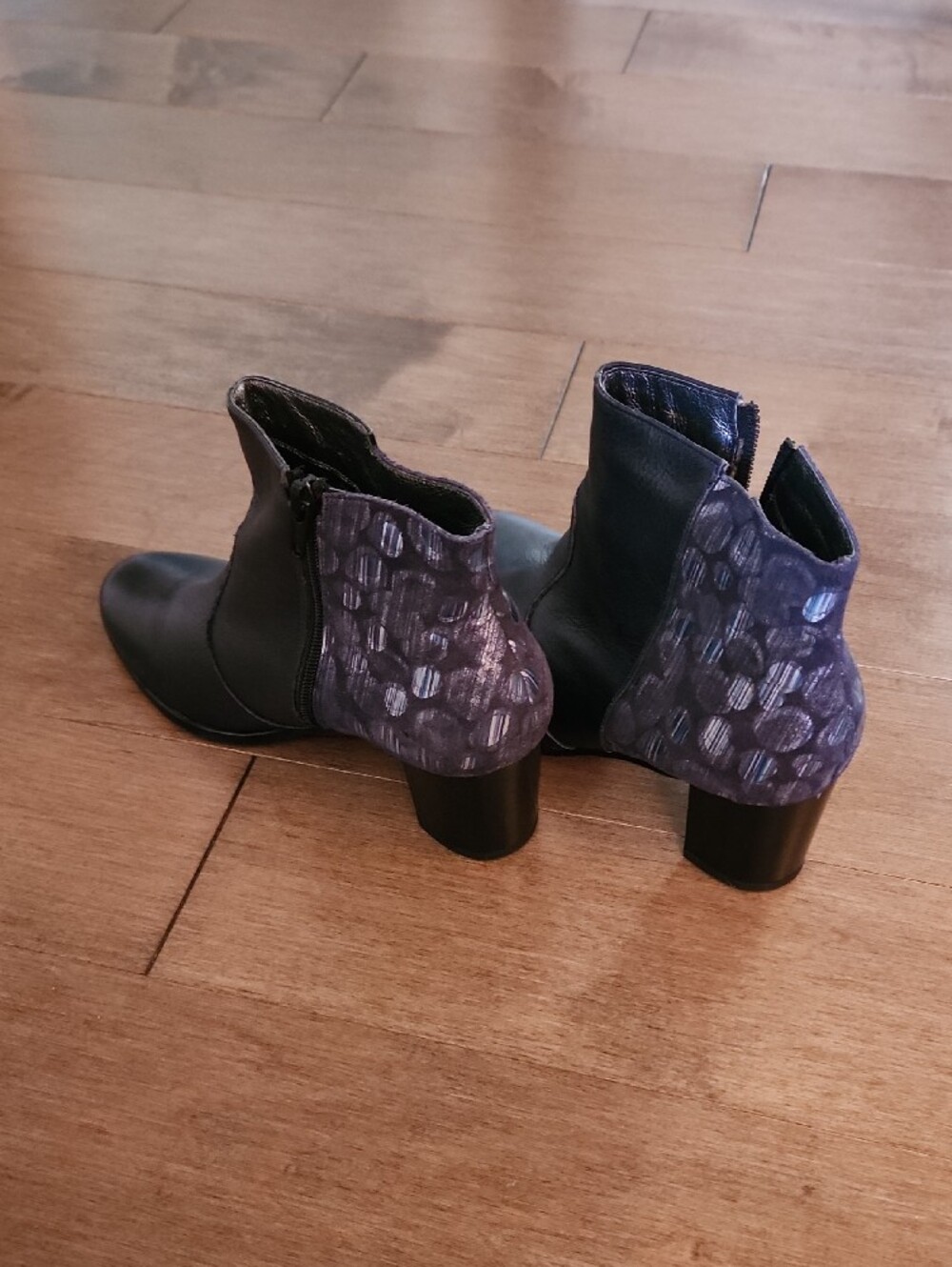 Vintage Ankle Boots in Dark Blue with Patterned Heel